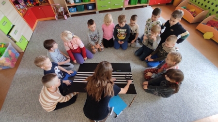 Przedszkolaki odkrywają dźwięki muzyki