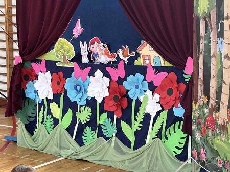 KUKIEŁKOWY TEATRZYK: „ZDROWY CZERWONY KAPTUREK” 